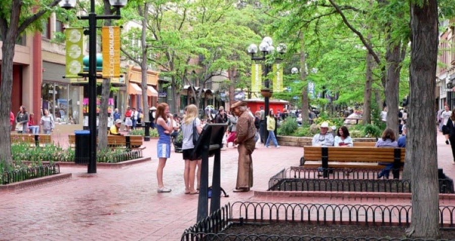 Pearl Street, Boulder, on a weekday afternoon
